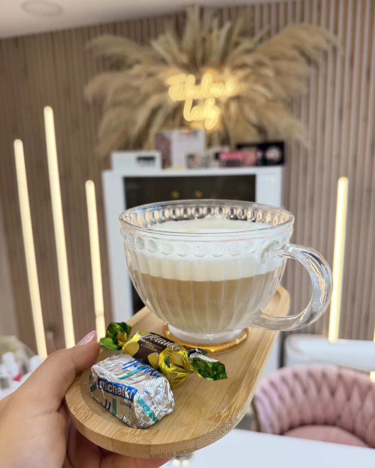 Latte podane do zabiegu w salonie Fabulous Lady