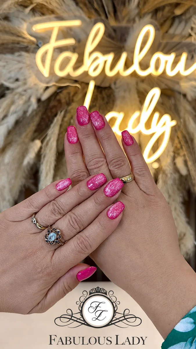Manicure hybrydowy w intensywnym kolorze przy neonie Fabulous Lady