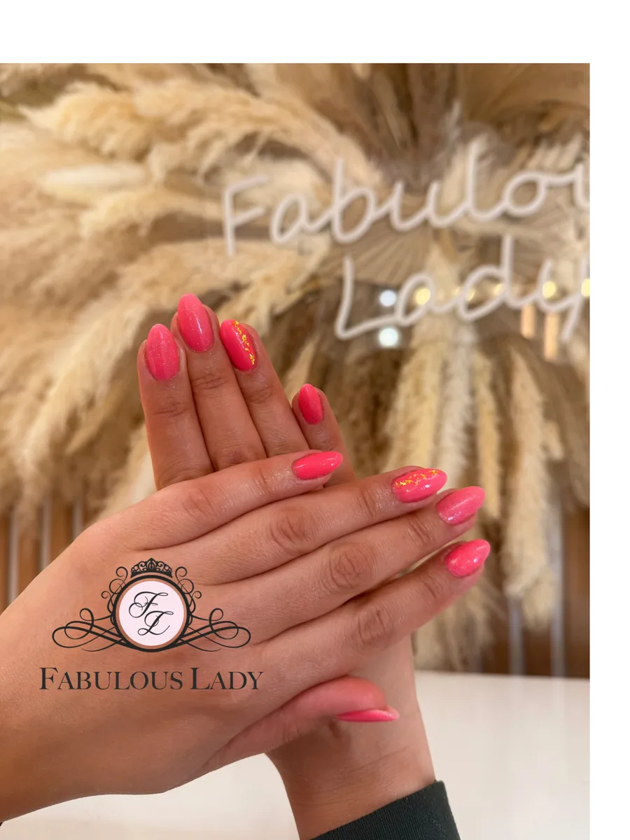 Manicure hybrydowy w intensywnym różu