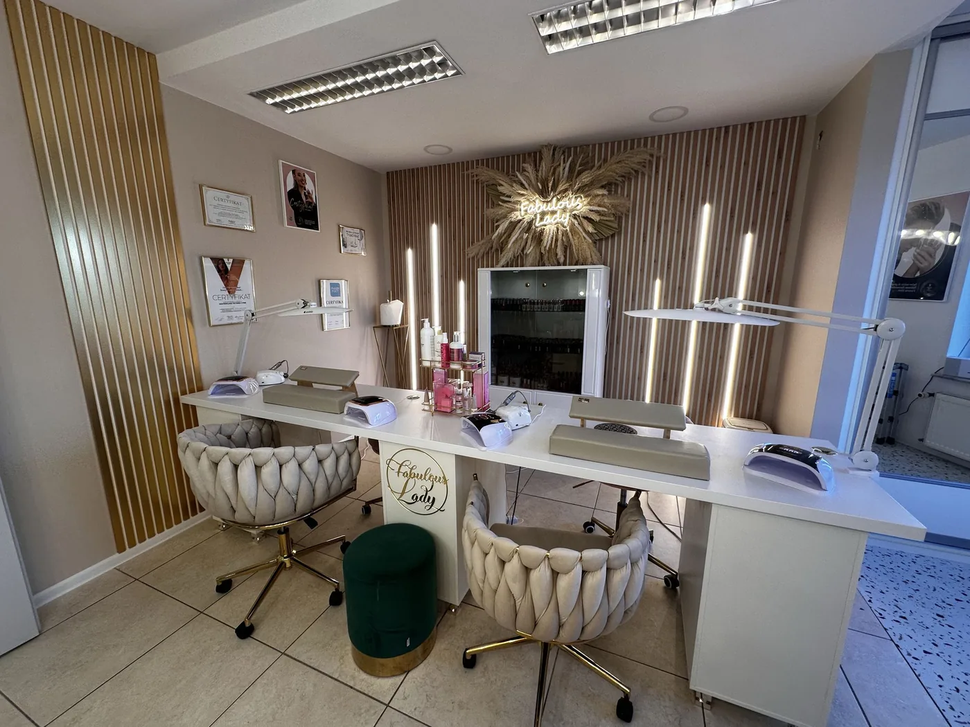Stanowiska do manicure w salonie Fabulous Lady