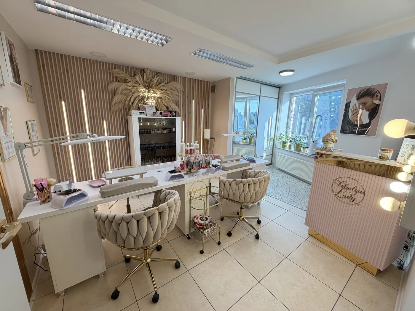 Salon Fabulous Lady - stanowiska do manicure i recepcja