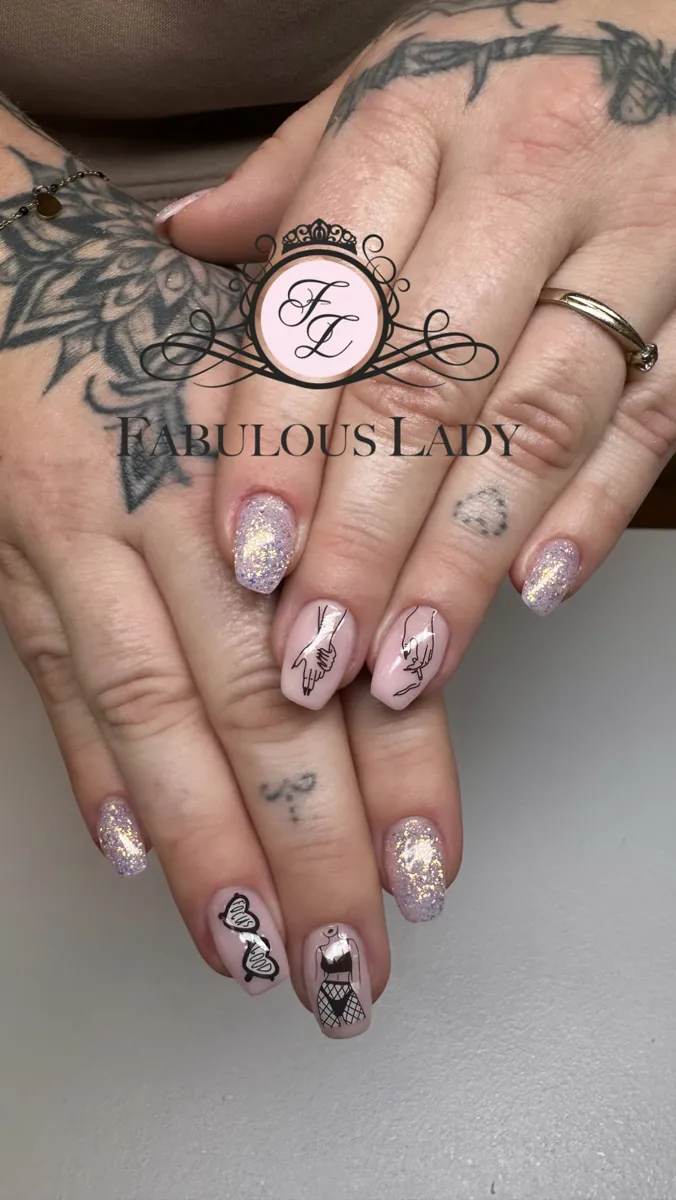 Manicure hybrydowy z brokatem i graficznym zdobieniem