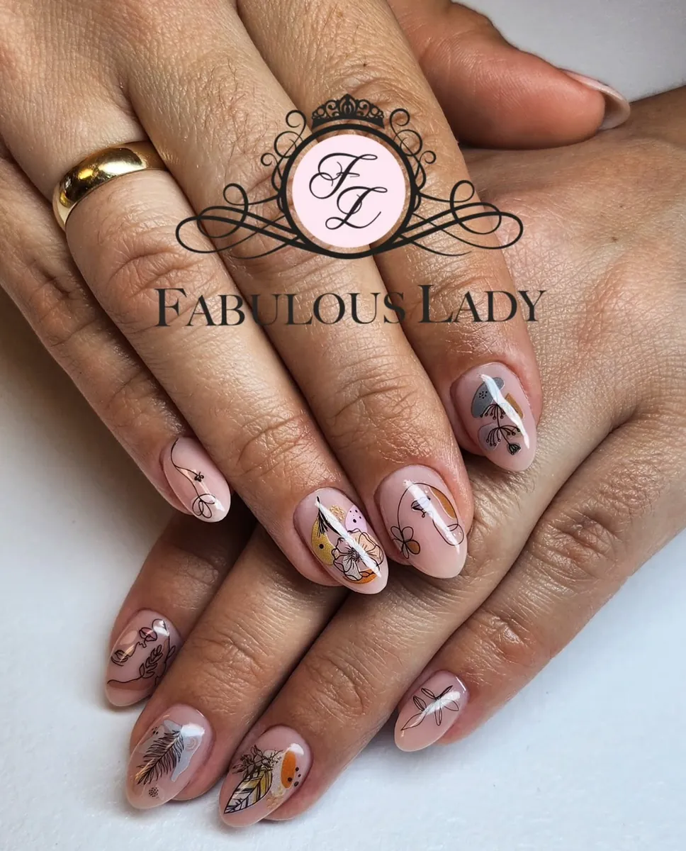 Manicure w odcieniu nude ze zdobieniem w piórka