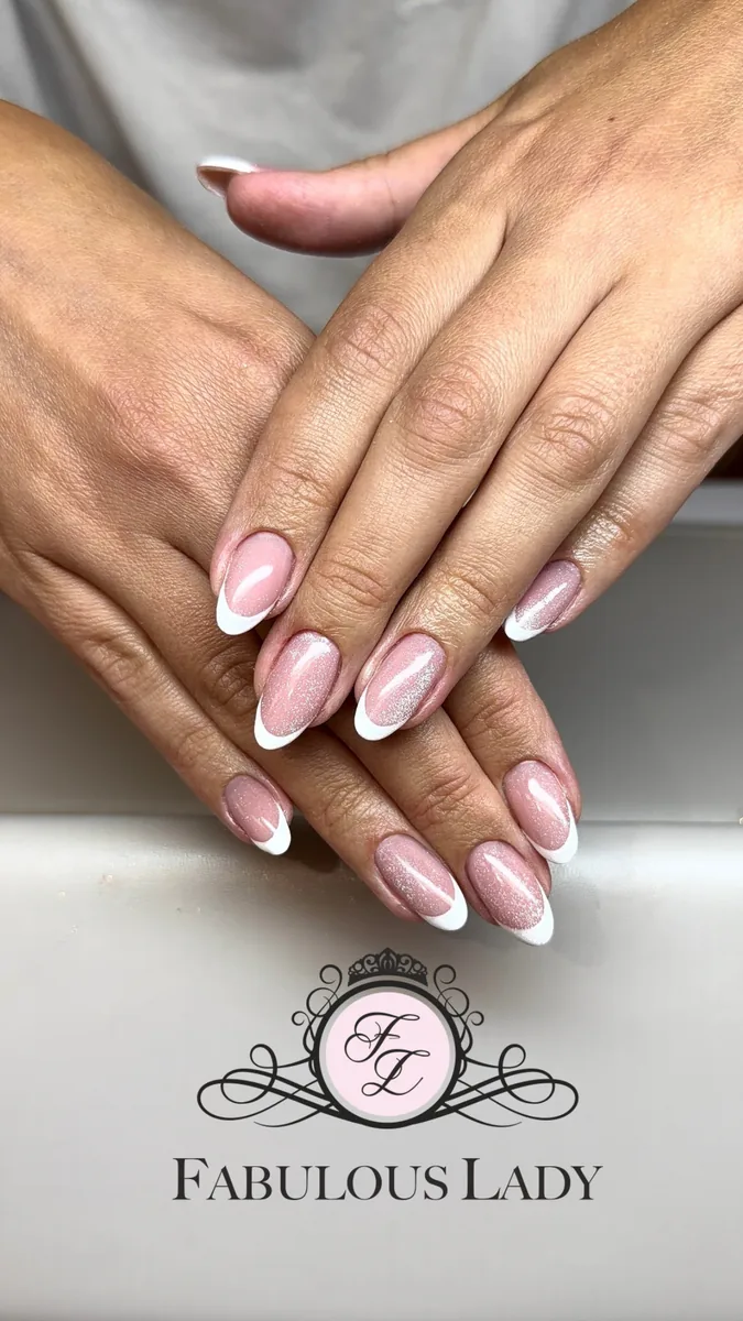 Manicure hybrydowy w odcieniach nude