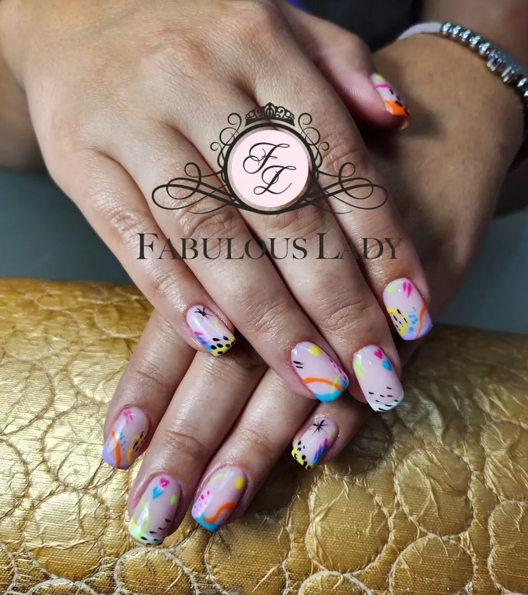 Kolorowy manicure ze zdobieniem w konfetti