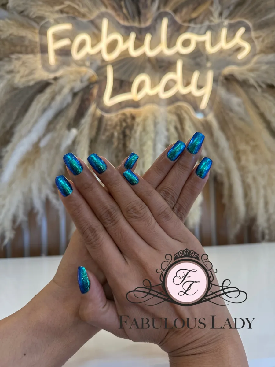 Manicure hybrydowy w metalicznej zieleni