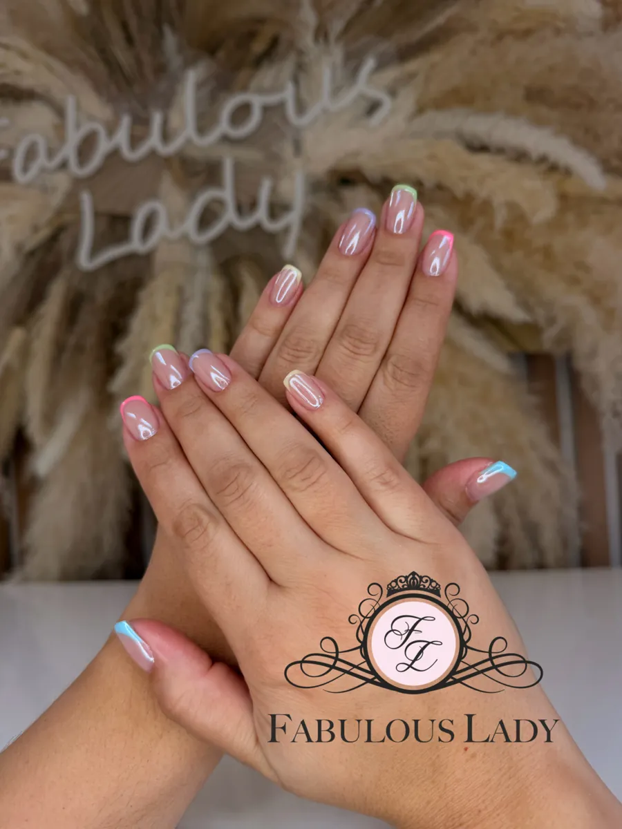 Manicure french z chromowanym wykończeniem