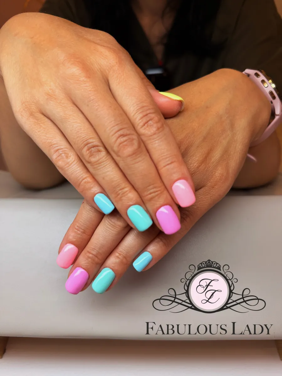Manicure hybrydowy w kolorze różu i mięty