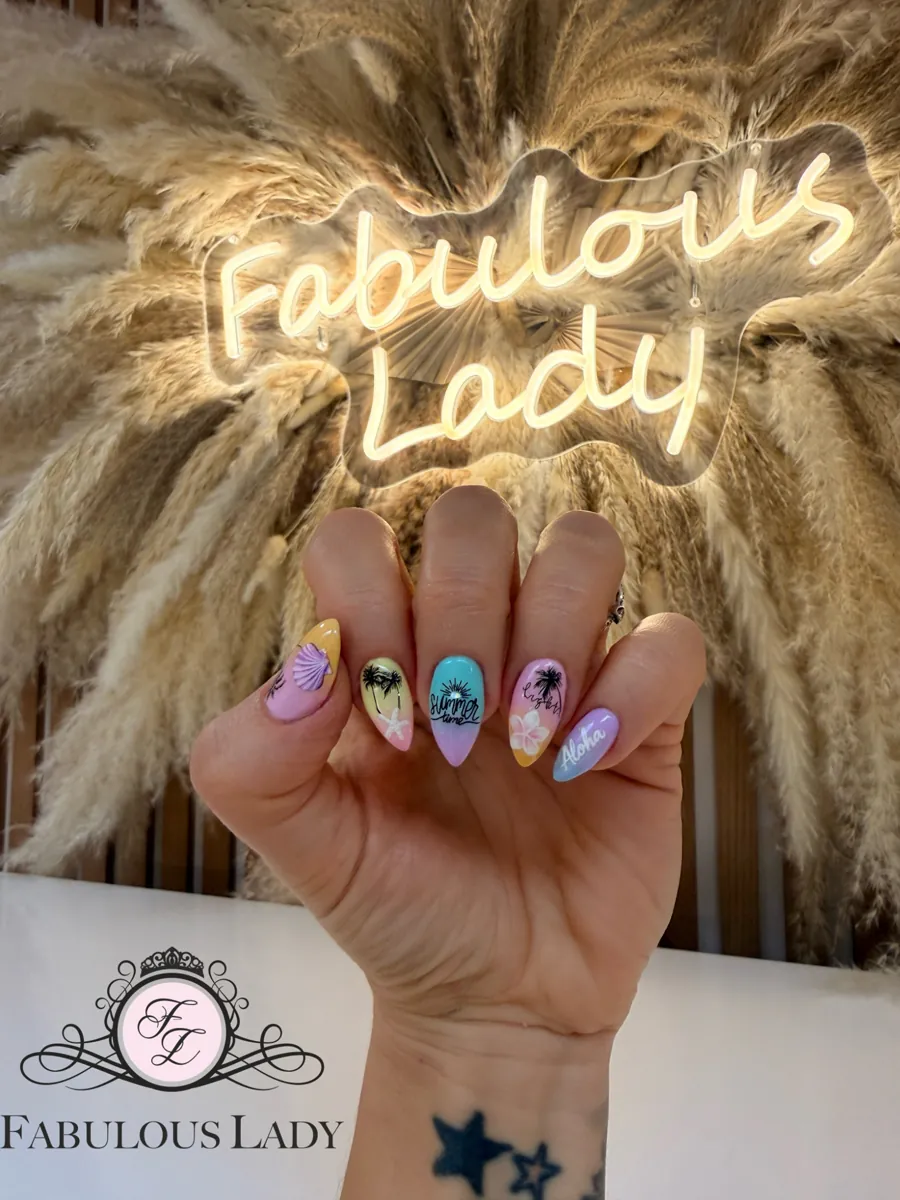 Pastelowy manicure ze zdobieniem w palmy