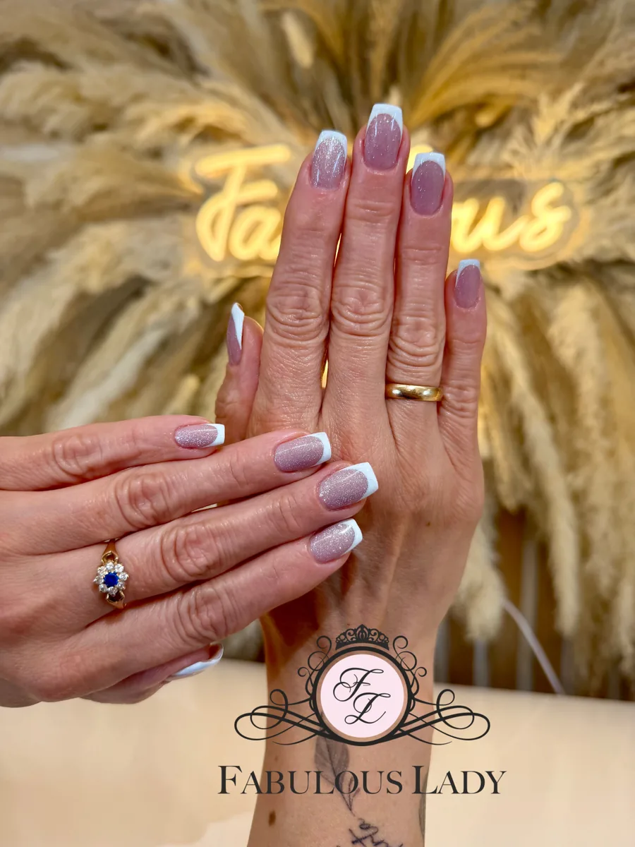 Manicure french z brokatem