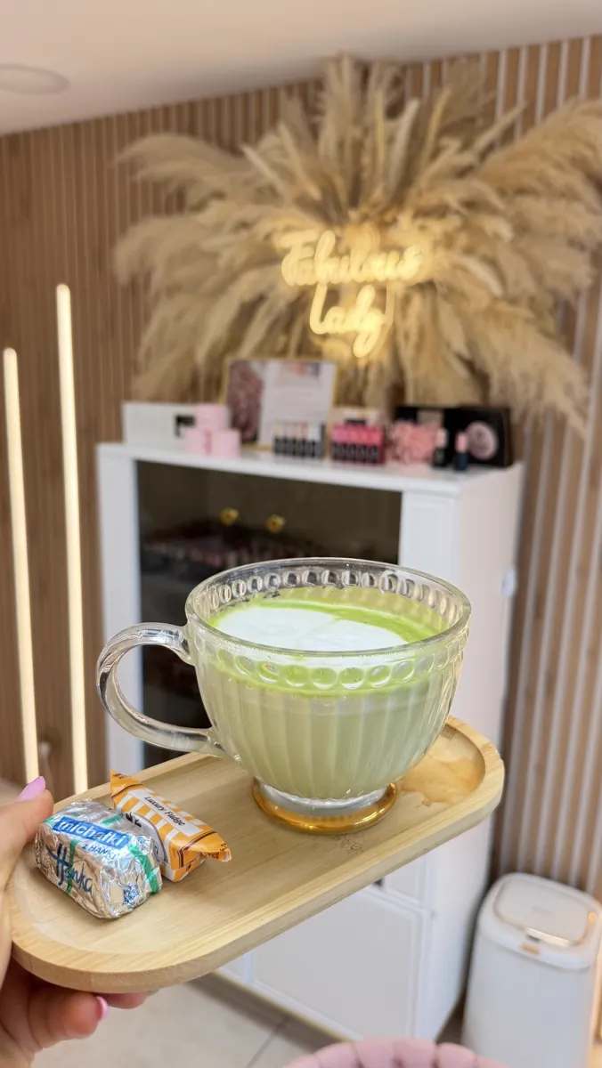 Matcha latte podana do zabiegu w salonie Fabulous Lady