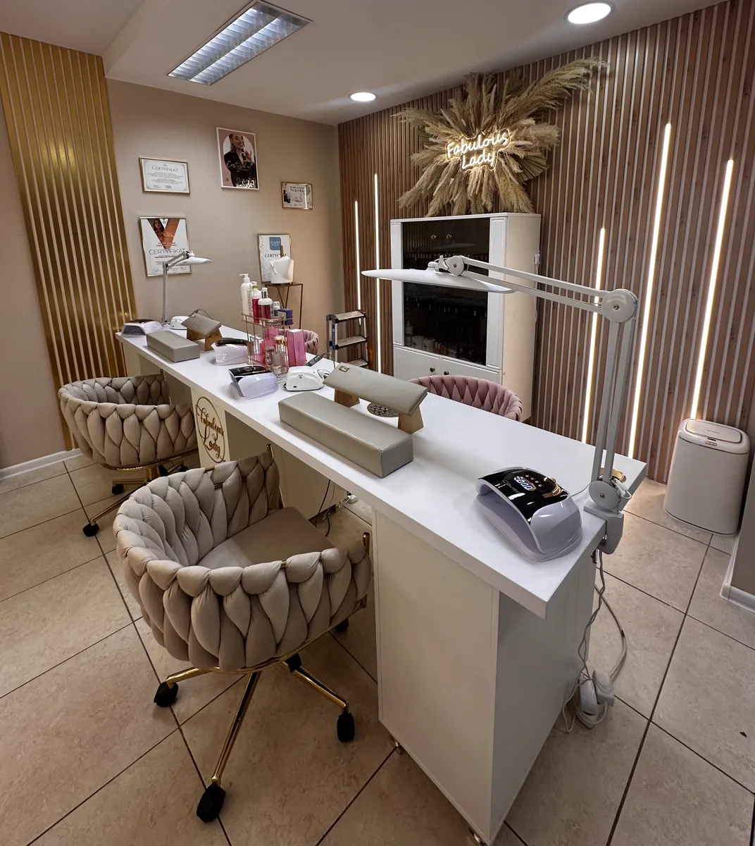 Stanowiska do manicure przy neonie Fabulous Lady
