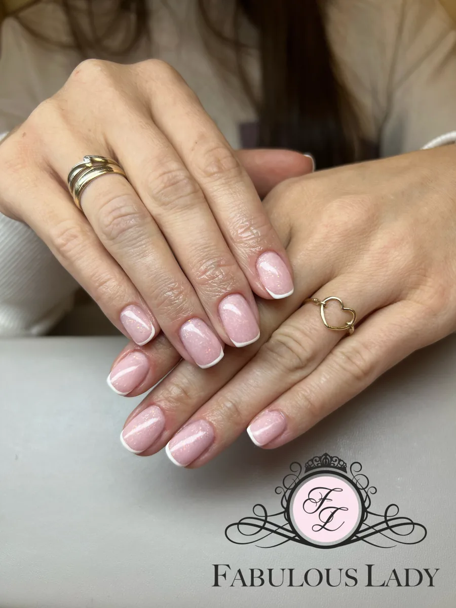 Delikatny manicure hybrydowy