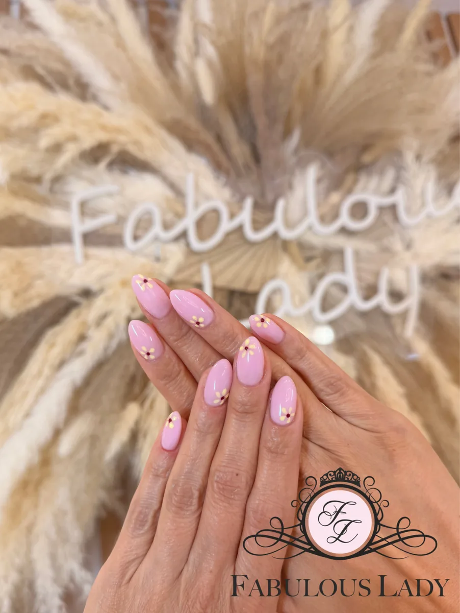 Manicure hybrydowy ze zdobieniem
