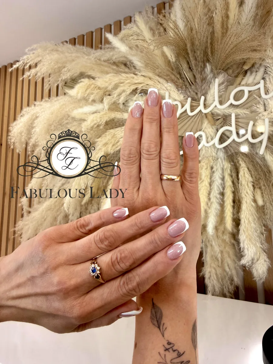 Manicure french przy ścianie z drewnianych lameli
