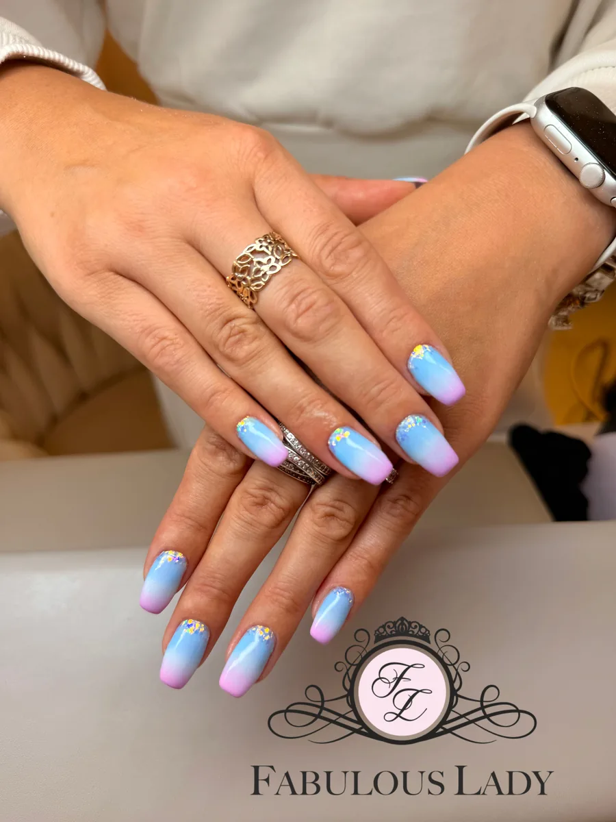 Manicure ombre z brokatem
